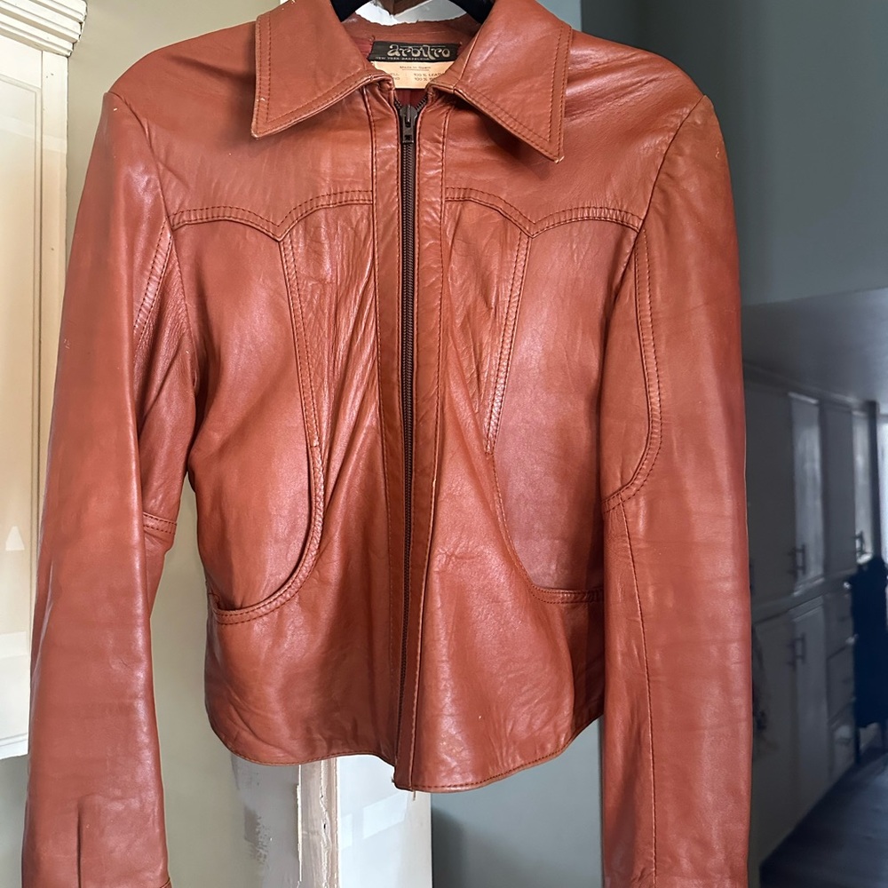 Brown Leather Jacket with Fitted Design and Zipper Closure